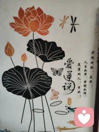 荆门阴雨笼清窗，午间闲坐雅室堂。
案摆葫芦景泰瓶，挂画盈香、蝶绕红墙。
伴大外甥女临星海钢琴，我琢词句，她谱乐章。
藏品藏岁月笔墨，琴音润烟火日常，中国人的日子，藏于一器一画、一曲一念，守本心，安清欢，便是最好的心灵栖居。配图