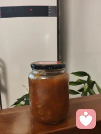 津门暖心记事·雨中行善遇杏酱！
细雨漫洒津门街巷，中午陪外甥女练琴过后下楼沐雨赏花，偶遇雨中遇险跌倒的古稀老者，出手挪车搀扶、细心诊察身体，凭经验辨出老人潜藏心疾与消渴旧症，辅以融合儒释道底蕴的静心乐曲安神，温淡蜜水缓养身形。闲谈间叮嘱二老调整运动喜好，引荐身旁修习中华无极功的长者调理身心，知晓老伴是音乐教授，当场提笔写词编曲，用音律纾解失眠烦忧。二老执意赠礼酬谢，钱财烟酒悉数婉辞，只收下老人亲手熬煮的杏子酱——初夏门前鲜杏手工熬制，酸甜藏着邻里温情。一杯西湖毛尖入喉，闲谈清欢岁月，临别赠福寿祈愿，行善不求回报，得一碗自制果酱作馈，便是凡尘里最温润的福报。配图
