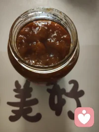 津门暖心记事·雨中行善遇杏酱！
细雨漫洒津门街巷，中午陪外甥女练琴过后下楼沐雨赏花，偶遇雨中遇险跌倒的古稀老者，出手挪车搀扶、细心诊察身体，凭经验辨出老人潜藏心疾与消渴旧症，辅以融合儒释道底蕴的静心乐曲安神，温淡蜜水缓养身形。闲谈间叮嘱二老调整运动喜好，引荐身旁修习中华无极功的长者调理身心，知晓老伴是音乐教授，当场提笔写词编曲，用音律纾解失眠烦忧。二老执意赠礼酬谢，钱财烟酒悉数婉辞，只收下老人亲手熬煮的杏子酱——初夏门前鲜杏手工熬制，酸甜藏着邻里温情。一杯西湖毛尖入喉，闲谈清欢岁月，临别赠福寿祈愿，行善不求回报，得一碗自制果酱作馈，便是凡尘里最温润的福报。配图