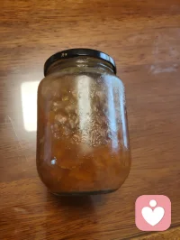 津门暖心记事·雨中行善遇杏酱！
细雨漫洒津门街巷，中午陪外甥女练琴过后下楼沐雨赏花，偶遇雨中遇险跌倒的古稀老者，出手挪车搀扶、细心诊察身体，凭经验辨出老人潜藏心疾与消渴旧症，辅以融合儒释道底蕴的静心乐曲安神，温淡蜜水缓养身形。闲谈间叮嘱二老调整运动喜好，引荐身旁修习中华无极功的长者调理身心，知晓老伴是音乐教授，当场提笔写词编曲，用音律纾解失眠烦忧。二老执意赠礼酬谢，钱财烟酒悉数婉辞，只收下老人亲手熬煮的杏子酱——初夏门前鲜杏手工熬制，酸甜藏着邻里温情。一杯西湖毛尖入喉，闲谈清欢岁月，临别赠福寿祈愿，行善不求回报，得一碗自制果酱作馈，便是凡尘里最温润的福报。配图