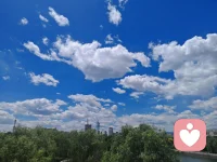 阴极阳生，万道归宗
 
与道友论道至玄理深处，身虽疲惫，心神却愈发昂扬。论辩义理虽略有参差，然胸襟气度始终从容不迫。倦极之际，依全真法门静坐入定，一念沉空，不觉已至拂晓。睁眼之时，躯体劳顿未消，灵台却澄澈通明，脑后光润清朗。晨风穿窗而来，涤荡尘虑，心境豁然开朗。此番体悟，既洞悉阴极阳生、阴阳轮转的天地至理，更彻见道门同源、万法一体的本来面目。
 全真主修内养静定，正一力行济世度人，两门道法路径有别，实则阴阳相济、同出一源。宗派之分，不过是大道演化出的不同法门，同根同脉，本是道门手足、同宗兄弟姐妹。理应彼此敬重、相融共生，何须针锋相较、徒生隔阂？本是同根，当互惜互崇，方是大道陶然之本真。
 我修习全真而不困于全真，深研道法而不执于道门。正因跳出宗派桎梏，方得以俯瞰万法、兼容百家，心怀道门赤诚，愿令正道长兴。由此自立宇凡道宗，立八维升境、一统通全之道旨，自成道统，普化人心。
 我学佛悟心不入佛门，学儒明理不囿儒门，博览东西方哲学，遍参世间诸教真谛。万教千宗，表象各异，内核皆是真、善、美。不拜一门、不拘一派，取各家精粹，融万道本心，只为成就渡人渡己的通透大道。
身为宇凡道宗开创者，我始终心怀坦荡修行气度，不争高下、不执虚名。世间大道本自长存，若无我，世道依旧运转，只是少了一分温热光亮；有我在，便多一份清明指引、多一份温柔渡化。
 我立宇凡道宗之本：以生命点燃生命，以温暖唤醒人心。教人好好爱自己，活出澄澈本心，自立自强，做自己生命真正的主人！
不求惊世盛名，唯愿润物无声。心有朗朗光明，人生处处彩云漫天。配图