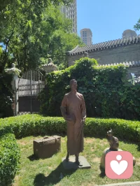 师兄，我来看您了。
昨夜打坐入定，耳畔皆是《送别》曲调，在故居里一遍遍吟唱，从入夜到天明。
虽未遁入空门，身在红尘俗世，却始终恪守律宗法度，追慕你的风骨。
心怀家国，入世修行。肩上有儿女要守护，心中有信仰不偏移。
即将启程返回内蒙，往后漫漫人生路，定会将这份精神坚守、传承下去。配图