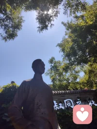 师兄，我来看您了。
昨夜打坐入定，耳畔皆是《送别》曲调，在故居里一遍遍吟唱，从入夜到天明。
虽未遁入空门，身在红尘俗世，却始终恪守律宗法度，追慕你的风骨。
心怀家国，入世修行。肩上有儿女要守护，心中有信仰不偏移。
即将启程返回内蒙，往后漫漫人生路，定会将这份精神坚守、传承下去。配图