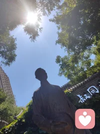 师兄，我来看您了。
昨夜打坐入定，耳畔皆是《送别》曲调，在故居里一遍遍吟唱，从入夜到天明。
虽未遁入空门，身在红尘俗世，却始终恪守律宗法度，追慕你的风骨。
心怀家国，入世修行。肩上有儿女要守护，心中有信仰不偏移。
即将启程返回内蒙，往后漫漫人生路，定会将这份精神坚守、传承下去。配图