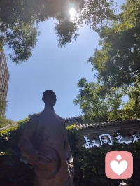 师兄，我来看您了。
昨夜打坐入定，耳畔皆是《送别》曲调，在故居里一遍遍吟唱，从入夜到天明。
虽未遁入空门，身在红尘俗世，却始终恪守律宗法度，追慕你的风骨。
心怀家国，入世修行。肩上有儿女要守护，心中有信仰不偏移。
即将启程返回内蒙，往后漫漫人生路，定会将这份精神坚守、传承下去。配图