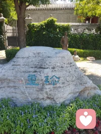 师兄，我来看您了。
昨夜打坐入定，耳畔皆是《送别》曲调，在故居里一遍遍吟唱，从入夜到天明。
虽未遁入空门，身在红尘俗世，却始终恪守律宗法度，追慕你的风骨。
心怀家国，入世修行。肩上有儿女要守护，心中有信仰不偏移。
即将启程返回内蒙，往后漫漫人生路，定会将这份精神坚守、传承下去。配图