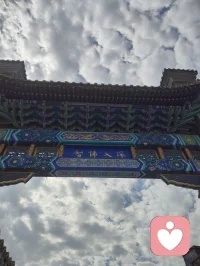 拜谒弘一法师故居，一梦《送别》，长歌终日于津门天地彩云间，长亭外，古道边，芳草碧连天！
身为律宗传人，不求踏足方外，只愿在人间守律修心。
怀赤子爱国之情，担为人父的责任。今即将归返内蒙，红尘辗转，初心不改，永续师者精神。
《送别》作者：李叔同（弘一法师）
 长亭外，古道边，芳草碧连天。
晚风拂柳笛声残，夕阳山外山。
 天之涯，地之角，知交半零落。
一壶浊酒尽余欢，今宵别梦寒。配图