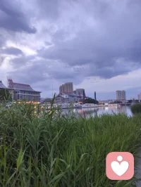 拜谒弘一法师故居，一梦《送别》，长歌终日于津门天地彩云间，长亭外，古道边，芳草碧连天！
身为律宗传人，不求踏足方外，只愿在人间守律修心。
怀赤子爱国之情，担为人父的责任。今即将归返内蒙，红尘辗转，初心不改，永续师者精神。
《送别》作者：李叔同（弘一法师）
 长亭外，古道边，芳草碧连天。
晚风拂柳笛声残，夕阳山外山。
 天之涯，地之角，知交半零落。
一壶浊酒尽余欢，今宵别梦寒。配图
