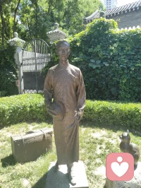 拜谒弘一法师故居，一梦《送别》，长歌终日于津门天地彩云间，长亭外，古道边，芳草碧连天！
身为律宗传人，不求踏足方外，只愿在人间守律修心。
怀赤子爱国之情，担为人父的责任。今即将归返内蒙，红尘辗转，初心不改，永续师者精神。
《送别》作者：李叔同（弘一法师）
 长亭外，古道边，芳草碧连天。
晚风拂柳笛声残，夕阳山外山。
 天之涯，地之角，知交半零落。
一壶浊酒尽余欢，今宵别梦寒。配图