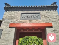 津门微恙记。
昨日准备辞别津门，去李叔同故居拜谒，原拟明日便归内蒙。出租车内冷气太盛，海河边漫步一身风尘热汗被骤然吹透，寒邪悄然而入。夜里便觉鼻塞头沉，喉间发紧，今晨去医院复查咳血症状，心肺毛细血管尚未完全修复，医生建议继续疗养，虽无咳血之症，却也知这身子，容不得半点硬撑。
宇凡日日在倾听里劝来访者，要先接住自己，此刻才知，这话最该说给我自己听。
想起家中幼子，父亲的牵挂，原想着赶回去护着他们，可转念一想：要做长久的守护，总得先把自己的身体养得扎实，哪能带着半残的状态上路？于是索性停了行程，不再急着赶路。
照着倪师顺时调气的法子，晨起借阳气升发，用荆防颗粒轻宣表寒；午时气机流转，冲了包小柴胡理顺半表半里的滞塞；等待今晚入夜再用银翘配荆防，清余热、散寒邪。没有猛药强攻，只是顺着身体的节奏，轻轻推一把，给它修复的时间。
窗外的津城依旧微凉，可我知道，草原的风晚几天吹到身上，也没什么。所谓守护，从来不是急着奔赴，而是先把自己的灯点亮，才能照亮归途，护着身后的人。
等这阵微恙退去，我再带着一身清爽，踏上去往草原的路。配图