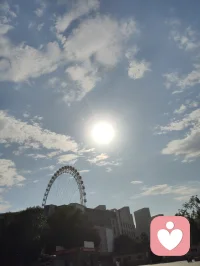 宇凡掌中旋日月，核里见山河。
宇凡守心为灯，如盘核桃一般，在日复一日的摩挲中，褪去浮躁，养出温润。
纹路的沟壑，是红尘炼心的痕迹；掌心的温度，是对抗风霜的暖意。
心不浮，路不躁，慢下来，方能养出这抹枣红般的通透。
心怀光明，何处不是彩云间？这掌中一对，便是宇凡修行的方寸道场。配图