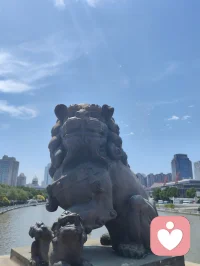 荆门纳百川，雄狮立桥头。
肩扛风雨，目断山河。
大丈夫，一柱擎天，不怒自威；
英雄气，万夫莫当，自带锋芒。
我自横刀，亦能低头纳流；我为狮吼，也懂静守四方。
——这是刻在骨子里的霸气，更是藏在心底的格局。配图