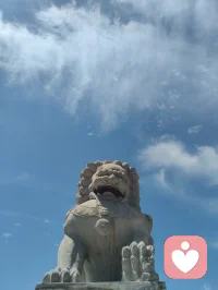 荆门纳百川，雄狮立桥头。
肩扛风雨，目断山河。
大丈夫，一柱擎天，不怒自威；
英雄气，万夫莫当，自带锋芒。
我自横刀，亦能低头纳流；我为狮吼，也懂静守四方。
——这是刻在骨子里的霸气，更是藏在心底的格局。配图