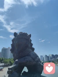 荆门纳百川，雄狮立桥头。
肩扛风雨，目断山河。
大丈夫，一柱擎天，不怒自威；
英雄气，万夫莫当，自带锋芒。
我自横刀，亦能低头纳流；我为狮吼，也懂静守四方。
——这是刻在骨子里的霸气，更是藏在心底的格局。配图
