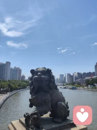 荆门纳百川，雄狮立桥头。
肩扛风雨，目断山河。
大丈夫，一柱擎天，不怒自威；
英雄气，万夫莫当，自带锋芒。
我自横刀，亦能低头纳流；我为狮吼，也懂静守四方。
——这是刻在骨子里的霸气，更是藏在心底的格局。配图