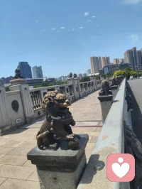 荆门纳百川，雄狮立桥头。
肩扛风雨，目断山河。
大丈夫，一柱擎天，不怒自威；
英雄气，万夫莫当，自带锋芒。
我自横刀，亦能低头纳流；我为狮吼，也懂静守四方。
——这是刻在骨子里的霸气，更是藏在心底的格局。配图