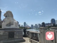 荆门纳百川，雄狮立桥头。
肩扛风雨，目断山河。
大丈夫，一柱擎天，不怒自威；
英雄气，万夫莫当，自带锋芒。
我自横刀，亦能低头纳流；我为狮吼，也懂静守四方。
——这是刻在骨子里的霸气，更是藏在心底的格局。配图