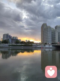 《爱在时光里回响》（发行日期：2026年2月24日）

（热爱可抵岁月漫长！以海为界，以光为引！）
 
当爱情的风突然转向
甜蜜的篇章轻轻泛黄
你还在旧梦里独自彷徨
却不知现实已变了模样
 
愿时光温柔抚平所有伤
愿岁月漫长心依然明亮
把爱轻轻藏在岁月过往
让回响温暖余生时光
 
当深情散场只剩满心伤
可生命的光还在远方
别让一时的迷茫绝望
吞噬了那些未开的希望
 
愿所有风霜都化作暖阳
愿每份善良都被人欣赏
爱在时光里轻轻在回响
让幸福停在你的心房
 
生命是场悲喜的交响
有快乐登场也有痛苦来访
热爱它就别怕跌宕
笑看潮落潮涨岁月绵长
 
愿所有遗憾都化作晴朗
愿每份坚强都被人珍藏
爱在时光里轻轻在回响
伴你走过每一段远方
 
愿时光温柔抚平所有伤
愿所有风霜都化作暖阳
愿所有风霜都化作晴朗
愿每份坚强都被人珍藏配图