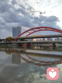 《爱在时光里回响》（发行日期：2026年2月24日）

（热爱可抵岁月漫长！以海为界，以光为引！）
 
当爱情的风突然转向
甜蜜的篇章轻轻泛黄
你还在旧梦里独自彷徨
却不知现实已变了模样
 
愿时光温柔抚平所有伤
愿岁月漫长心依然明亮
把爱轻轻藏在岁月过往
让回响温暖余生时光
 
当深情散场只剩满心伤
可生命的光还在远方
别让一时的迷茫绝望
吞噬了那些未开的希望
 
愿所有风霜都化作暖阳
愿每份善良都被人欣赏
爱在时光里轻轻在回响
让幸福停在你的心房
 
生命是场悲喜的交响
有快乐登场也有痛苦来访
热爱它就别怕跌宕
笑看潮落潮涨岁月绵长
 
愿所有遗憾都化作晴朗
愿每份坚强都被人珍藏
爱在时光里轻轻在回响
伴你走过每一段远方
 
愿时光温柔抚平所有伤
愿所有风霜都化作暖阳
愿所有风霜都化作晴朗
愿每份坚强都被人珍藏配图