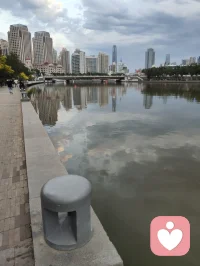 《爱在时光里回响》（发行日期：2026年2月24日）

（热爱可抵岁月漫长！以海为界，以光为引！）
 
当爱情的风突然转向
甜蜜的篇章轻轻泛黄
你还在旧梦里独自彷徨
却不知现实已变了模样
 
愿时光温柔抚平所有伤
愿岁月漫长心依然明亮
把爱轻轻藏在岁月过往
让回响温暖余生时光
 
当深情散场只剩满心伤
可生命的光还在远方
别让一时的迷茫绝望
吞噬了那些未开的希望
 
愿所有风霜都化作暖阳
愿每份善良都被人欣赏
爱在时光里轻轻在回响
让幸福停在你的心房
 
生命是场悲喜的交响
有快乐登场也有痛苦来访
热爱它就别怕跌宕
笑看潮落潮涨岁月绵长
 
愿所有遗憾都化作晴朗
愿每份坚强都被人珍藏
爱在时光里轻轻在回响
伴你走过每一段远方
 
愿时光温柔抚平所有伤
愿所有风霜都化作暖阳
愿所有风霜都化作晴朗
愿每份坚强都被人珍藏配图