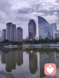 《爱在时光里回响》（发行日期：2026年2月24日）

（热爱可抵岁月漫长！以海为界，以光为引！）
 
当爱情的风突然转向
甜蜜的篇章轻轻泛黄
你还在旧梦里独自彷徨
却不知现实已变了模样
 
愿时光温柔抚平所有伤
愿岁月漫长心依然明亮
把爱轻轻藏在岁月过往
让回响温暖余生时光
 
当深情散场只剩满心伤
可生命的光还在远方
别让一时的迷茫绝望
吞噬了那些未开的希望
 
愿所有风霜都化作暖阳
愿每份善良都被人欣赏
爱在时光里轻轻在回响
让幸福停在你的心房
 
生命是场悲喜的交响
有快乐登场也有痛苦来访
热爱它就别怕跌宕
笑看潮落潮涨岁月绵长
 
愿所有遗憾都化作晴朗
愿每份坚强都被人珍藏
爱在时光里轻轻在回响
伴你走过每一段远方
 
愿时光温柔抚平所有伤
愿所有风霜都化作暖阳
愿所有风霜都化作晴朗
愿每份坚强都被人珍藏配图