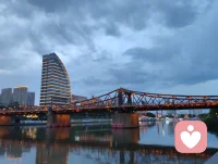 《爱在时光里回响》（发行日期：2026年2月24日）

（热爱可抵岁月漫长！以海为界，以光为引！）
 
当爱情的风突然转向
甜蜜的篇章轻轻泛黄
你还在旧梦里独自彷徨
却不知现实已变了模样
 
愿时光温柔抚平所有伤
愿岁月漫长心依然明亮
把爱轻轻藏在岁月过往
让回响温暖余生时光
 
当深情散场只剩满心伤
可生命的光还在远方
别让一时的迷茫绝望
吞噬了那些未开的希望
 
愿所有风霜都化作暖阳
愿每份善良都被人欣赏
爱在时光里轻轻在回响
让幸福停在你的心房
 
生命是场悲喜的交响
有快乐登场也有痛苦来访
热爱它就别怕跌宕
笑看潮落潮涨岁月绵长
 
愿所有遗憾都化作晴朗
愿每份坚强都被人珍藏
爱在时光里轻轻在回响
伴你走过每一段远方
 
愿时光温柔抚平所有伤
愿所有风霜都化作暖阳
愿所有风霜都化作晴朗
愿每份坚强都被人珍藏配图