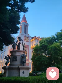 《爱在时光里回响》（发行日期：2026年2月24日）

（热爱可抵岁月漫长！以海为界，以光为引！）
 
当爱情的风突然转向
甜蜜的篇章轻轻泛黄
你还在旧梦里独自彷徨
却不知现实已变了模样
 
愿时光温柔抚平所有伤
愿岁月漫长心依然明亮
把爱轻轻藏在岁月过往
让回响温暖余生时光
 
当深情散场只剩满心伤
可生命的光还在远方
别让一时的迷茫绝望
吞噬了那些未开的希望
 
愿所有风霜都化作暖阳
愿每份善良都被人欣赏
爱在时光里轻轻在回响
让幸福停在你的心房
 
生命是场悲喜的交响
有快乐登场也有痛苦来访
热爱它就别怕跌宕
笑看潮落潮涨岁月绵长
 
愿所有遗憾都化作晴朗
愿每份坚强都被人珍藏
爱在时光里轻轻在回响
伴你走过每一段远方
 
愿时光温柔抚平所有伤
愿所有风霜都化作暖阳
愿所有风霜都化作晴朗
愿每份坚强都被人珍藏配图