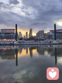 《爱在时光里回响》（发行日期：2026年2月24日）

（热爱可抵岁月漫长！以海为界，以光为引！）
 
当爱情的风突然转向
甜蜜的篇章轻轻泛黄
你还在旧梦里独自彷徨
却不知现实已变了模样
 
愿时光温柔抚平所有伤
愿岁月漫长心依然明亮
把爱轻轻藏在岁月过往
让回响温暖余生时光
 
当深情散场只剩满心伤
可生命的光还在远方
别让一时的迷茫绝望
吞噬了那些未开的希望
 
愿所有风霜都化作暖阳
愿每份善良都被人欣赏
爱在时光里轻轻在回响
让幸福停在你的心房
 
生命是场悲喜的交响
有快乐登场也有痛苦来访
热爱它就别怕跌宕
笑看潮落潮涨岁月绵长
 
愿所有遗憾都化作晴朗
愿每份坚强都被人珍藏
爱在时光里轻轻在回响
伴你走过每一段远方
 
愿时光温柔抚平所有伤
愿所有风霜都化作暖阳
愿所有风霜都化作晴朗
愿每份坚强都被人珍藏配图