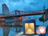 《爱在时光里回响》（发行日期：2026年2月24日）

（热爱可抵岁月漫长！以海为界，以光为引！）
 
当爱情的风突然转向
甜蜜的篇章轻轻泛黄
你还在旧梦里独自彷徨
却不知现实已变了模样
 
愿时光温柔抚平所有伤
愿岁月漫长心依然明亮
把爱轻轻藏在岁月过往
让回响温暖余生时光
 
当深情散场只剩满心伤
可生命的光还在远方
别让一时的迷茫绝望
吞噬了那些未开的希望
 
愿所有风霜都化作暖阳
愿每份善良都被人欣赏
爱在时光里轻轻在回响
让幸福停在你的心房
 
生命是场悲喜的交响
有快乐登场也有痛苦来访
热爱它就别怕跌宕
笑看潮落潮涨岁月绵长
 
愿所有遗憾都化作晴朗
愿每份坚强都被人珍藏
爱在时光里轻轻在回响
伴你走过每一段远方
 
愿时光温柔抚平所有伤
愿所有风霜都化作暖阳
愿所有风霜都化作晴朗
愿每份坚强都被人珍藏配图