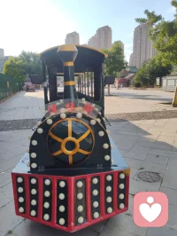《自由身不是自由人》（发行时间：2026-02-24）
 我问你快乐还剩几分？
我来自某个小镇 某个小村
从小到大也无人问津
我踏上火车 勇敢的四处狂奔
每站都有人进门 有人转身
 
我也想逃脱 俗世的囚困
做个逍遥的 过路人
看惯人间聚散的剧本
写了多少 无奈的戏份
 
我空有人间 自由的身
可却非红尘 自由的人
难道洒脱 是一种天命
为何我总 是差了几分
 
有太多的人 困俗世的门
有人想逃 却不敢出声
奔波的人 只为了碎银几文
我问你 快乐还剩几分
 
（重复）
我也想逃脱 俗世的囚困
做个逍遥的 过路人
看惯人间聚散的剧本
写了多少 无奈的戏份
 
我空有人间 自由的身
可却非红尘 自由的人
难道洒脱 是一种天命
为何我总 是差了几分
 
有太多的人 困俗世的门
有人想逃 却不敢出声
奔波的人 只为了碎银几文
我问你 快乐还剩几分
 
我空有人间 自由的身
可却非红尘 自由的人
难道洒脱 是一种天命
为何我总 是差了几分
 
有太多的人 困俗世的门
有人想逃 却不敢出声
奔波的人 只为了碎银几文
我问你 快乐还剩几分？配图