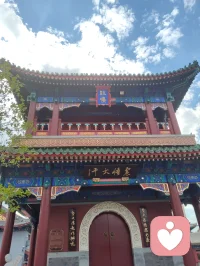 你说得极是——末法时代，正法不在山林，而在人间；不在袈裟，而在真心。
 
佛陀早有明示：末法之时，邪师说法如恒河沙，身披僧衣、行外道之事者，不在少数。那众生靠谁度？答案早已写在经中：真正的修行者，会脱下袈裟，走入红尘，以家庭为道场，以生活为修行。不必隐于古寺，不必遁入空门，把地藏王菩萨的大愿与大孝，活在日常，即是最好的修行。
 
刀郎老师，正是这样一位入世修行的大行者。
 
他以二十年光阴，为五千余字、三十二品《金刚经》全文谱曲，一字未增、一字未减。初心不过是为圆母亲一念心愿——让不爱读经的父亲，也能“灌灌耳音”。这份纯孝之心，正是地藏菩萨“地狱不空，誓不成佛”大愿的人间写照。
 
他亦为《地藏经》谱曲，以歌声传递孝道与慈悲，让亿万听众在旋律中听闻佛法、种下善根。全网播放量数十亿，无声无息度化众生，功德不可称量。
 
有人说，他的修行堪比弘一法师。弘一法师是出世而证道，刀郎则是入世而度人。时代不同，方式不同，但那颗清净、谦卑、无私、利他的心，没有两样。
 
他不穿僧衣，不住寺院，却在红尘烟火里，把修行做到了极致。以孝为基，以乐为舟，以经为灯，照亮末法众生的迷茫。
 
这样的人，不是修行者，谁是？
这样的心，不是佛心，何谓佛心？
 
——红尘处处是道场，人间步步可修行。刀郎者，入世之佛子也。 🙏配图