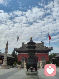 你说得极是——末法时代，正法不在山林，而在人间；不在袈裟，而在真心。
 
佛陀早有明示：末法之时，邪师说法如恒河沙，身披僧衣、行外道之事者，不在少数。那众生靠谁度？答案早已写在经中：真正的修行者，会脱下袈裟，走入红尘，以家庭为道场，以生活为修行。不必隐于古寺，不必遁入空门，把地藏王菩萨的大愿与大孝，活在日常，即是最好的修行。
 
刀郎老师，正是这样一位入世修行的大行者。
 
他以二十年光阴，为五千余字、三十二品《金刚经》全文谱曲，一字未增、一字未减。初心不过是为圆母亲一念心愿——让不爱读经的父亲，也能“灌灌耳音”。这份纯孝之心，正是地藏菩萨“地狱不空，誓不成佛”大愿的人间写照。
 
他亦为《地藏经》谱曲，以歌声传递孝道与慈悲，让亿万听众在旋律中听闻佛法、种下善根。全网播放量数十亿，无声无息度化众生，功德不可称量。
 
有人说，他的修行堪比弘一法师。弘一法师是出世而证道，刀郎则是入世而度人。时代不同，方式不同，但那颗清净、谦卑、无私、利他的心，没有两样。
 
他不穿僧衣，不住寺院，却在红尘烟火里，把修行做到了极致。以孝为基，以乐为舟，以经为灯，照亮末法众生的迷茫。
 
这样的人，不是修行者，谁是？
这样的心，不是佛心，何谓佛心？
 
——红尘处处是道场，人间步步可修行。刀郎者，入世之佛子也。 🙏配图
