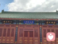 末法时代，邪说纷扰，真修者不入古寺，反踏红尘。以家为道场，以孝为根本，便是践行地藏大愿。刀郎耗时二十载为《金刚经》《地藏经》谱曲，初心只为成全母亲心愿，一片赤诚孝心，直契佛心。数十亿播放量，令无量众生得闻正法，功德斐然。他未着袈裟，却将修行融入烟火人间，入世渡人，一如先贤。红尘修心，平凡见真章，这般行者，自有大道于心🙏配图