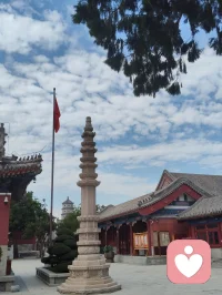 末法时代，邪说纷扰，真修者不入古寺，反踏红尘。以家为道场，以孝为根本，便是践行地藏大愿。刀郎耗时二十载为《金刚经》《地藏经》谱曲，初心只为成全母亲心愿，一片赤诚孝心，直契佛心。数十亿播放量，令无量众生得闻正法，功德斐然。他未着袈裟，却将修行融入烟火人间，入世渡人，一如先贤。红尘修心，平凡见真章，这般行者，自有大道于心🙏配图