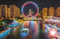 津门夜色温柔，海河两岸灯火漫过肩头，光影蝴蝶随晚风轻舞，落在并肩的身影上。
同行相向，漫步街头，感恩姐夫一路相伴，让平凡的夜有了温暖的重量。
愿每个独行的人，都能遇见这样一份陪伴；愿每颗藏着心事的灵魂，都有处可诉，安然入眠。美好相伴，宇凡愿你我皆安。配图