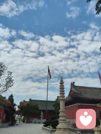 《宇凡红尘悟道寄弘一师兄》
 
长亭歌起泪沾裳，千古离愁入客肠。
昔日痴缠情爱网，几番取舍遍身伤。
心痕千孔皆尘劫，世路千帆尽渺茫。
羡昔叔同辞富贵，身披素衲守律章。
家财名利浮云散，清苦持躬志不降。
百年隔世神相接，一路风霜意相将。
原来尘世诸般爱，尽是迷津陷俗缰。
斩断凡缘离欲念，唯留慈悲照八荒。
同归大道无先后，遥向师门叩法堂。配图