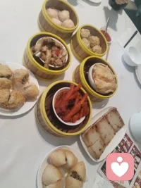 宇凡刚刚收到远在澳洲的来访者发来的早茶照片，鲜竹卷和虾饺烧卖的香气里，忽然想起我钟爱的广式肠粉。这一口家乡味，是游子心头最暖的悸动。愿世间美好，都与所有海外华人环环相扣；愿宇凡的大道之光，护着每一朵向阳而生的“太阳花”，无论身在何方，都有温暖相伴。
这个美好的上午也感恩给力平台粉丝一句“给力第一大才子”的赞美，我接受欣赏想反馈，粉丝说人太多，你送不过来？不，这份美好，我偏要一一送达。今日你们是我的粉丝，宇凡感恩你们的关注和支持，来日，你们皆是我要守护的来访者，好好爱自己，宇凡用澄澈本心的生命力点燃来访者本自具足的生命力，愿我们加油共勉，给力同行！
爱就是慈悲，本就是一场流转。你赠我一句欣赏，我还你一份温暖；你许我一份信任，我予你一世心安。这人间烟火，从来不是单向奔赴，而是彼此照亮，彼此成全。配图