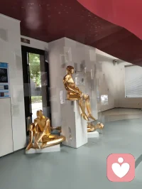 观《黄金青年》艺展有感：立华夏脊梁，醒时代初心
 
前几日驻足天津美院硕士毕业生艺术展，观青年硕士毕业力作《黄金青年》，内心震彻，久久难平。
 
这组作品，塑百态青年之姿：或静坐思辨，融中西哲思、含萨特之深邃；或卧身自省，于喧嚣尘世中松弛沉淀、叩问人生；或抬眸望远，心怀山海、目含星河、志存高远。何为黄金青年？非年少轻狂，而是少年怀金心，身有风骨、思有深度、活有温度、立有担当。
 
艺术从不是浮华装点，而是点亮生命的星火、启迪灵魂的明灯。百年回望《觉醒年代》，五四风雷激荡华夏，鲁迅执笔破愚昧，仲甫振臂开民智，守常热血救苍生，先辈以青春赴家国，以赤诚开盛世。百年薪火代代相传，今日之青年，更当承先辈遗志、扬五四风骨，争做有理想、有道德、有文化、有纪律的新时代四有新人，躬身投身国家精神文明建设，以青春之力铸民族文脉，以赤子之心兴华夏文明。
 
观展之时，我与这位有才气的青年艺术创作者深度思辨、相知相惜。少年赤诚、才气凛然，他敬我大道通透、渡人济世，我赞他心怀家国、以艺传光。离别之际，青年躬身拱手、郑重鞠躬，我轻轻扶住他，沉声寄语：华夏青年的脊梁，生来笔直！永不向世俗弯腰、不向磨难屈膝、不向外物俯首！
 
中国少年，当担时代大任、承民族薪火、醒世人本心。纵使身在四海、漂泊天涯，亦要心向华夏、不忘根脉、赤诚爱国。
 
今以此篇悟道之心、家国之情，遥寄天下。赠予所有海外游子、四方来访者、世间每一位追梦人。
 
愿天涯万里，不改中国心；
愿山河无恙，青年皆向阳；
愿我辈世人，以思辨立身、以赤诚渡世、以大爱渡人。
 
我以宇凡大道之光，护四海华人、暖世间归人、醒当代少年！
山河有魂，青年有骨，国运永昌，我辈不负！配图