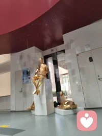 观《黄金青年》艺展有感：立华夏脊梁，醒时代初心
 
前几日驻足天津美院硕士毕业生艺术展，观青年硕士毕业力作《黄金青年》，内心震彻，久久难平。
 
这组作品，塑百态青年之姿：或静坐思辨，融中西哲思、含萨特之深邃；或卧身自省，于喧嚣尘世中松弛沉淀、叩问人生；或抬眸望远，心怀山海、目含星河、志存高远。何为黄金青年？非年少轻狂，而是少年怀金心，身有风骨、思有深度、活有温度、立有担当。
 
艺术从不是浮华装点，而是点亮生命的星火、启迪灵魂的明灯。百年回望《觉醒年代》，五四风雷激荡华夏，鲁迅执笔破愚昧，仲甫振臂开民智，守常热血救苍生，先辈以青春赴家国，以赤诚开盛世。百年薪火代代相传，今日之青年，更当承先辈遗志、扬五四风骨，争做有理想、有道德、有文化、有纪律的新时代四有新人，躬身投身国家精神文明建设，以青春之力铸民族文脉，以赤子之心兴华夏文明。
 
观展之时，我与这位有才气的青年艺术创作者深度思辨、相知相惜。少年赤诚、才气凛然，他敬我大道通透、渡人济世，我赞他心怀家国、以艺传光。离别之际，青年躬身拱手、郑重鞠躬，我轻轻扶住他，沉声寄语：华夏青年的脊梁，生来笔直！永不向世俗弯腰、不向磨难屈膝、不向外物俯首！
 
中国少年，当担时代大任、承民族薪火、醒世人本心。纵使身在四海、漂泊天涯，亦要心向华夏、不忘根脉、赤诚爱国。
 
今以此篇悟道之心、家国之情，遥寄天下。赠予所有海外游子、四方来访者、世间每一位追梦人。
 
愿天涯万里，不改中国心；
愿山河无恙，青年皆向阳；
愿我辈世人，以思辨立身、以赤诚渡世、以大爱渡人。
 
我以宇凡大道之光，护四海华人、暖世间归人、醒当代少年！
山河有魂，青年有骨，国运永昌，我辈不负！配图
