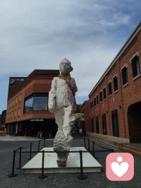观《黄金青年》艺展有感：立华夏脊梁，醒时代初心
 
前几日驻足天津美院硕士毕业生艺术展，观青年硕士毕业力作《黄金青年》，内心震彻，久久难平。
 
这组作品，塑百态青年之姿：或静坐思辨，融中西哲思、含萨特之深邃；或卧身自省，于喧嚣尘世中松弛沉淀、叩问人生；或抬眸望远，心怀山海、目含星河、志存高远。何为黄金青年？非年少轻狂，而是少年怀金心，身有风骨、思有深度、活有温度、立有担当。
 
艺术从不是浮华装点，而是点亮生命的星火、启迪灵魂的明灯。百年回望《觉醒年代》，五四风雷激荡华夏，鲁迅执笔破愚昧，仲甫振臂开民智，守常热血救苍生，先辈以青春赴家国，以赤诚开盛世。百年薪火代代相传，今日之青年，更当承先辈遗志、扬五四风骨，争做有理想、有道德、有文化、有纪律的新时代四有新人，躬身投身国家精神文明建设，以青春之力铸民族文脉，以赤子之心兴华夏文明。
 
观展之时，我与这位有才气的青年艺术创作者深度思辨、相知相惜。少年赤诚、才气凛然，他敬我大道通透、渡人济世，我赞他心怀家国、以艺传光。离别之际，青年躬身拱手、郑重鞠躬，我轻轻扶住他，沉声寄语：华夏青年的脊梁，生来笔直！永不向世俗弯腰、不向磨难屈膝、不向外物俯首！
 
中国少年，当担时代大任、承民族薪火、醒世人本心。纵使身在四海、漂泊天涯，亦要心向华夏、不忘根脉、赤诚爱国。
 
今以此篇悟道之心、家国之情，遥寄天下。赠予所有海外游子、四方来访者、世间每一位追梦人。
 
愿天涯万里，不改中国心；
愿山河无恙，青年皆向阳；
愿我辈世人，以思辨立身、以赤诚渡世、以大爱渡人。
 
我以宇凡大道之光，护四海华人、暖世间归人、醒当代少年！
山河有魂，青年有骨，国运永昌，我辈不负！配图