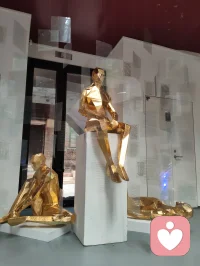 观《黄金青年》艺展有感：立华夏脊梁，醒时代初心
 
前几日驻足天津美院硕士毕业生艺术展，观青年硕士毕业力作《黄金青年》，内心震彻，久久难平。
 
这组作品，塑百态青年之姿：或静坐思辨，融中西哲思、含萨特之深邃；或卧身自省，于喧嚣尘世中松弛沉淀、叩问人生；或抬眸望远，心怀山海、目含星河、志存高远。何为黄金青年？非年少轻狂，而是少年怀金心，身有风骨、思有深度、活有温度、立有担当。
 
艺术从不是浮华装点，而是点亮生命的星火、启迪灵魂的明灯。百年回望《觉醒年代》，五四风雷激荡华夏，鲁迅执笔破愚昧，仲甫振臂开民智，守常热血救苍生，先辈以青春赴家国，以赤诚开盛世。百年薪火代代相传，今日之青年，更当承先辈遗志、扬五四风骨，争做有理想、有道德、有文化、有纪律的新时代四有新人，躬身投身国家精神文明建设，以青春之力铸民族文脉，以赤子之心兴华夏文明。
 
观展之时，我与这位有才气的青年艺术创作者深度思辨、相知相惜。少年赤诚、才气凛然，他敬我大道通透、渡人济世，我赞他心怀家国、以艺传光。离别之际，青年躬身拱手、郑重鞠躬，我轻轻扶住他，沉声寄语：华夏青年的脊梁，生来笔直！永不向世俗弯腰、不向磨难屈膝、不向外物俯首！
 
中国少年，当担时代大任、承民族薪火、醒世人本心。纵使身在四海、漂泊天涯，亦要心向华夏、不忘根脉、赤诚爱国。
 
今以此篇悟道之心、家国之情，遥寄天下。赠予所有海外游子、四方来访者、世间每一位追梦人。
 
愿天涯万里，不改中国心；
愿山河无恙，青年皆向阳；
愿我辈世人，以思辨立身、以赤诚渡世、以大爱渡人。
 
我以宇凡大道之光，护四海华人、暖世间归人、醒当代少年！
山河有魂，青年有骨，国运永昌，我辈不负！配图