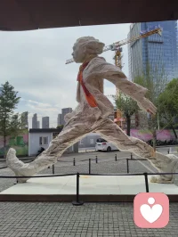 观《黄金青年》艺展有感：立华夏脊梁，醒时代初心
 
前几日驻足天津美院硕士毕业生艺术展，观青年硕士毕业力作《黄金青年》，内心震彻，久久难平。
 
这组作品，塑百态青年之姿：或静坐思辨，融中西哲思、含萨特之深邃；或卧身自省，于喧嚣尘世中松弛沉淀、叩问人生；或抬眸望远，心怀山海、目含星河、志存高远。何为黄金青年？非年少轻狂，而是少年怀金心，身有风骨、思有深度、活有温度、立有担当。
 
艺术从不是浮华装点，而是点亮生命的星火、启迪灵魂的明灯。百年回望《觉醒年代》，五四风雷激荡华夏，鲁迅执笔破愚昧，仲甫振臂开民智，守常热血救苍生，先辈以青春赴家国，以赤诚开盛世。百年薪火代代相传，今日之青年，更当承先辈遗志、扬五四风骨，争做有理想、有道德、有文化、有纪律的新时代四有新人，躬身投身国家精神文明建设，以青春之力铸民族文脉，以赤子之心兴华夏文明。
 
观展之时，我与这位有才气的青年艺术创作者深度思辨、相知相惜。少年赤诚、才气凛然，他敬我大道通透、渡人济世，我赞他心怀家国、以艺传光。离别之际，青年躬身拱手、郑重鞠躬，我轻轻扶住他，沉声寄语：华夏青年的脊梁，生来笔直！永不向世俗弯腰、不向磨难屈膝、不向外物俯首！
 
中国少年，当担时代大任、承民族薪火、醒世人本心。纵使身在四海、漂泊天涯，亦要心向华夏、不忘根脉、赤诚爱国。
 
今以此篇悟道之心、家国之情，遥寄天下。赠予所有海外游子、四方来访者、世间每一位追梦人。
 
愿天涯万里，不改中国心；
愿山河无恙，青年皆向阳；
愿我辈世人，以思辨立身、以赤诚渡世、以大爱渡人。
 
我以宇凡大道之光，护四海华人、暖世间归人、醒当代少年！
山河有魂，青年有骨，国运永昌，我辈不负！配图