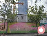 《观天津美院毕业展有感：少年气，是照亮人间的光》
 
驻足天津美院2026毕业展，满目皆是少年气。“恰同学少年，风华正茂；书生意气，挥斥方遒”，百年前教员笔下的豪情，竟在这一方展厅里，被当代青年的作品以滚烫的方式重新点燃。塔吊与晴空相映，仿佛在宣告：中国的少年，从来不曾褪去锋芒，他们以艺术为刃，劈开迷茫，唤醒觉醒。
 
艺术是火种，是叩问，是照亮心灵的光。展厅中，那幅母亲牵住孩子的油画，像一道惊雷劈在心上：画面里，母亲的手跨越星海，紧紧攥住婴孩的指尖，那是祖国母亲对每一个游子的牵挂，也是世间所有母亲永不放弃的坚守。它在说：无论你身在天涯海角，祖国从未放弃你；无论你在情感里跌撞得遍体鳞伤，孩子永远是你不能放下的责任与温暖。人间的爱，从来不止情爱执念，更有家国之大爱，亲子之至情，是“人间正道是沧桑”里，从未熄灭的慈悲与担当。
 
这些作品里的朝气，不是年少轻狂，而是直面时代的勇气：有对个体生命的叩问，有对家国情怀的呼应，有对人间温情的守护。这正是我们需要的少年气——既藏着萨特式的思辨，也装着五四先辈的热血；既能在艺术中叩问自我，也能以赤子之心投身国家精神文明建设。
 
百年前，先辈以笔为剑，唤醒沉睡的国人；今日，这些青年以画为炬，点燃当代人的初心。愿这少年气，穿越山海，抵达每一位海外游子的心上，让你们记得根在华夏，心向祖国；愿这少年气，唤醒每一位当代青年，承五四之风，继觉醒之魂，为家国担当，为民族奋进。
 
我以宇凡大道之光，护这份少年赤诚，守这份人间大爱。愿我辈青年，皆怀赤子之心，承家国之任，不负少年意气，不负华夏山河！配图