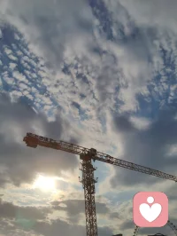 《观天津美院毕业展有感：少年气，是照亮人间的光》
 
驻足天津美院2026毕业展，满目皆是少年气。“恰同学少年，风华正茂；书生意气，挥斥方遒”，百年前教员笔下的豪情，竟在这一方展厅里，被当代青年的作品以滚烫的方式重新点燃。塔吊与晴空相映，仿佛在宣告：中国的少年，从来不曾褪去锋芒，他们以艺术为刃，劈开迷茫，唤醒觉醒。
 
艺术是火种，是叩问，是照亮心灵的光。展厅中，那幅母亲牵住孩子的油画，像一道惊雷劈在心上：画面里，母亲的手跨越星海，紧紧攥住婴孩的指尖，那是祖国母亲对每一个游子的牵挂，也是世间所有母亲永不放弃的坚守。它在说：无论你身在天涯海角，祖国从未放弃你；无论你在情感里跌撞得遍体鳞伤，孩子永远是你不能放下的责任与温暖。人间的爱，从来不止情爱执念，更有家国之大爱，亲子之至情，是“人间正道是沧桑”里，从未熄灭的慈悲与担当。
 
这些作品里的朝气，不是年少轻狂，而是直面时代的勇气：有对个体生命的叩问，有对家国情怀的呼应，有对人间温情的守护。这正是我们需要的少年气——既藏着萨特式的思辨，也装着五四先辈的热血；既能在艺术中叩问自我，也能以赤子之心投身国家精神文明建设。
 
百年前，先辈以笔为剑，唤醒沉睡的国人；今日，这些青年以画为炬，点燃当代人的初心。愿这少年气，穿越山海，抵达每一位海外游子的心上，让你们记得根在华夏，心向祖国；愿这少年气，唤醒每一位当代青年，承五四之风，继觉醒之魂，为家国担当，为民族奋进。
 
我以宇凡大道之光，护这份少年赤诚，守这份人间大爱。愿我辈青年，皆怀赤子之心，承家国之任，不负少年意气，不负华夏山河！配图