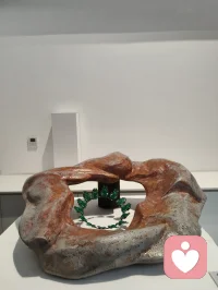 《观天津美院毕业展有感：少年气，是照亮人间的光》
 
驻足天津美院2026毕业展，满目皆是少年气。“恰同学少年，风华正茂；书生意气，挥斥方遒”，百年前教员笔下的豪情，竟在这一方展厅里，被当代青年的作品以滚烫的方式重新点燃。塔吊与晴空相映，仿佛在宣告：中国的少年，从来不曾褪去锋芒，他们以艺术为刃，劈开迷茫，唤醒觉醒。
 
艺术是火种，是叩问，是照亮心灵的光。展厅中，那幅母亲牵住孩子的油画，像一道惊雷劈在心上：画面里，母亲的手跨越星海，紧紧攥住婴孩的指尖，那是祖国母亲对每一个游子的牵挂，也是世间所有母亲永不放弃的坚守。它在说：无论你身在天涯海角，祖国从未放弃你；无论你在情感里跌撞得遍体鳞伤，孩子永远是你不能放下的责任与温暖。人间的爱，从来不止情爱执念，更有家国之大爱，亲子之至情，是“人间正道是沧桑”里，从未熄灭的慈悲与担当。
 
这些作品里的朝气，不是年少轻狂，而是直面时代的勇气：有对个体生命的叩问，有对家国情怀的呼应，有对人间温情的守护。这正是我们需要的少年气——既藏着萨特式的思辨，也装着五四先辈的热血；既能在艺术中叩问自我，也能以赤子之心投身国家精神文明建设。
 
百年前，先辈以笔为剑，唤醒沉睡的国人；今日，这些青年以画为炬，点燃当代人的初心。愿这少年气，穿越山海，抵达每一位海外游子的心上，让你们记得根在华夏，心向祖国；愿这少年气，唤醒每一位当代青年，承五四之风，继觉醒之魂，为家国担当，为民族奋进。
 
我以宇凡大道之光，护这份少年赤诚，守这份人间大爱。愿我辈青年，皆怀赤子之心，承家国之任，不负少年意气，不负华夏山河！配图