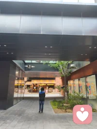 《观天津美院毕业展有感：少年气，是照亮人间的光》
 
驻足天津美院2026毕业展，满目皆是少年气。“恰同学少年，风华正茂；书生意气，挥斥方遒”，百年前教员笔下的豪情，竟在这一方展厅里，被当代青年的作品以滚烫的方式重新点燃。塔吊与晴空相映，仿佛在宣告：中国的少年，从来不曾褪去锋芒，他们以艺术为刃，劈开迷茫，唤醒觉醒。
 
艺术是火种，是叩问，是照亮心灵的光。展厅中，那幅母亲牵住孩子的油画，像一道惊雷劈在心上：画面里，母亲的手跨越星海，紧紧攥住婴孩的指尖，那是祖国母亲对每一个游子的牵挂，也是世间所有母亲永不放弃的坚守。它在说：无论你身在天涯海角，祖国从未放弃你；无论你在情感里跌撞得遍体鳞伤，孩子永远是你不能放下的责任与温暖。人间的爱，从来不止情爱执念，更有家国之大爱，亲子之至情，是“人间正道是沧桑”里，从未熄灭的慈悲与担当。
 
这些作品里的朝气，不是年少轻狂，而是直面时代的勇气：有对个体生命的叩问，有对家国情怀的呼应，有对人间温情的守护。这正是我们需要的少年气——既藏着萨特式的思辨，也装着五四先辈的热血；既能在艺术中叩问自我，也能以赤子之心投身国家精神文明建设。
 
百年前，先辈以笔为剑，唤醒沉睡的国人；今日，这些青年以画为炬，点燃当代人的初心。愿这少年气，穿越山海，抵达每一位海外游子的心上，让你们记得根在华夏，心向祖国；愿这少年气，唤醒每一位当代青年，承五四之风，继觉醒之魂，为家国担当，为民族奋进。
 
我以宇凡大道之光，护这份少年赤诚，守这份人间大爱。愿我辈青年，皆怀赤子之心，承家国之任，不负少年意气，不负华夏山河！配图
