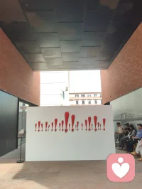 《观天津美院毕业展有感：少年气，是照亮人间的光》
 
驻足天津美院2026毕业展，满目皆是少年气。“恰同学少年，风华正茂；书生意气，挥斥方遒”，百年前教员笔下的豪情，竟在这一方展厅里，被当代青年的作品以滚烫的方式重新点燃。塔吊与晴空相映，仿佛在宣告：中国的少年，从来不曾褪去锋芒，他们以艺术为刃，劈开迷茫，唤醒觉醒。
 
艺术是火种，是叩问，是照亮心灵的光。展厅中，那幅母亲牵住孩子的油画，像一道惊雷劈在心上：画面里，母亲的手跨越星海，紧紧攥住婴孩的指尖，那是祖国母亲对每一个游子的牵挂，也是世间所有母亲永不放弃的坚守。它在说：无论你身在天涯海角，祖国从未放弃你；无论你在情感里跌撞得遍体鳞伤，孩子永远是你不能放下的责任与温暖。人间的爱，从来不止情爱执念，更有家国之大爱，亲子之至情，是“人间正道是沧桑”里，从未熄灭的慈悲与担当。
 
这些作品里的朝气，不是年少轻狂，而是直面时代的勇气：有对个体生命的叩问，有对家国情怀的呼应，有对人间温情的守护。这正是我们需要的少年气——既藏着萨特式的思辨，也装着五四先辈的热血；既能在艺术中叩问自我，也能以赤子之心投身国家精神文明建设。
 
百年前，先辈以笔为剑，唤醒沉睡的国人；今日，这些青年以画为炬，点燃当代人的初心。愿这少年气，穿越山海，抵达每一位海外游子的心上，让你们记得根在华夏，心向祖国；愿这少年气，唤醒每一位当代青年，承五四之风，继觉醒之魂，为家国担当，为民族奋进。
 
我以宇凡大道之光，护这份少年赤诚，守这份人间大爱。愿我辈青年，皆怀赤子之心，承家国之任，不负少年意气，不负华夏山河！配图