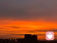 万丈霞光铺展万里长天，烈焰流云漫过尘世楼宇。
霞光如纯阳真火，照破世间万般迷障。
宇凡心随霞开，道自天成，以全真为本，以华严为怀，纵身在红尘楼宇之间，亦揽漫天明光，一心渡化苍生。