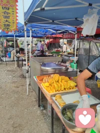宇凡今日随家姐赶城郊大集，同行还有给力来访者，真切读懂一句话：人间烟火气，最抚凡人心。
姐姐从北京迁居天津三载，常年为子女学业操劳，今日晨跑偶遇这片集市，兴冲冲拉我一同前往。满摊鲜蔬鲜果、山珍调味、原生草药琳琅满目，物价平实，摊主眉眼皆是温和暖意。姐姐走在前兴致满满挑选，我推着小车紧随身后，一瞬间恍惚跌回年少时光，眼前操劳半生的妇人，仍是当年无忧无虑、满眼欢喜的少女。
 
市集藏大道，自古医食同源，鲜蔬、药香、黄蜡调味处处暗含养生医理，一路行走，顺势和身边人闲谈点化，朋友笑称我走一路、点化一路。
归途三人语音闲谈，姐姐坦言这是迁居三年以来最舒心畅快的一日，许多从没见过的时令青菜、原生食材，都让她满心新奇。她偶有感慨，婚后半生奔波琐事，少年时纯粹无忧的欢愉实在难得。
 
市井不是俗尘，是安顿人心的道场。蔬果滋养肉身，烟火抚平焦虑，一蔬一饭里藏着治愈人心的力量，食材草药间暗含天地养生玄妙。
夜色已晚，市集万千景致、藏在烟火里的道与医理，留待明日细细拆解分享。
愿诸位心中常有一处温柔烟火，消解俗世烦忧，今夜安枕好梦。配图