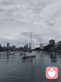 《蒲泉伴远人》（写给海外游子·端午寄声曲）
 
主歌1
远隔重洋悉尼云，蒲艾轻摇端阳晨
一纸长评温字句，识我松泉声韵真
历尽尘嚣心多困，听我低言抚伤痕
道脉纯阳藏方寸，洛神清姿不染尘
 
副歌
有我相伴不孤贫，红尘一路共相循
泉声漫洗眉间闷，道骨长护世间人
给力长亭同驻足，岁岁端阳守此身
纵使山海千万分，清风寄我守护心
 
主歌2
楚骚余韵融声纹，半生温厚磨词温
三我澄明驱烦紊，一襟慈悲渡迷魂
异国窗前粽叶嫩，遥闻我语静晨昏
全真一脉存仁本，不负相逢这段缘
 
副歌
有我相伴不孤贫，红尘一路共相循
泉声漫洗眉间闷，道骨长护世间人
给力长亭同驻足，岁岁端阳守此身
纵使山海千万分，清风寄我守护心
 
桥段
不教孤影对黄昏，常将软语慰风尘
纵隔天涯舟车远，声线为桥系故人
正气长存消浊困，岁岁安康伴君身
 
尾声
蒲香绕，清泉吟
给力同行，长存给力配图